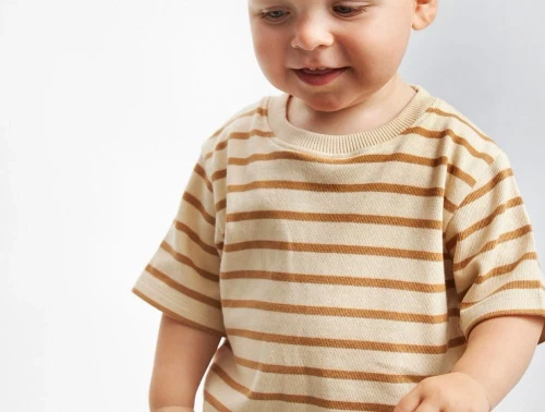 Dreng klædt i lysbrun og råhvid stribet t-shirt fra The New Siblings TNST6211 indian tan striped